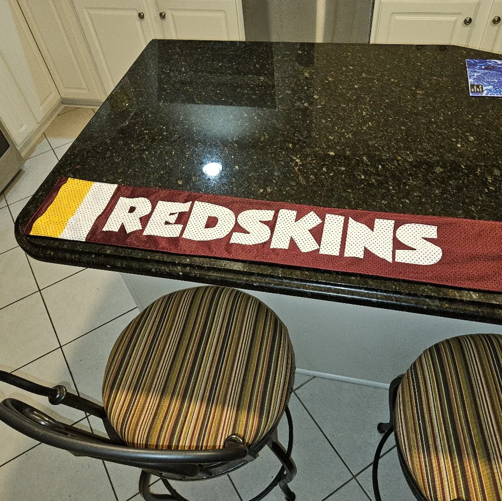 RETIRED - Washington Redskins Football Team Scarf. Official NFL Product.